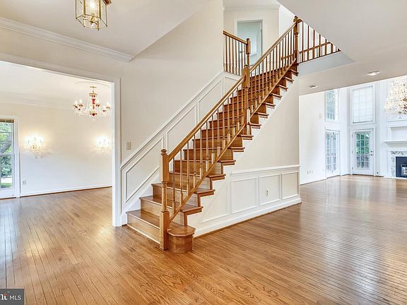 3rd image of 8656 Oak Chase Cir