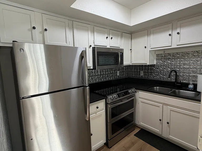 11525 N Meridian Ave #216 — Photo 6