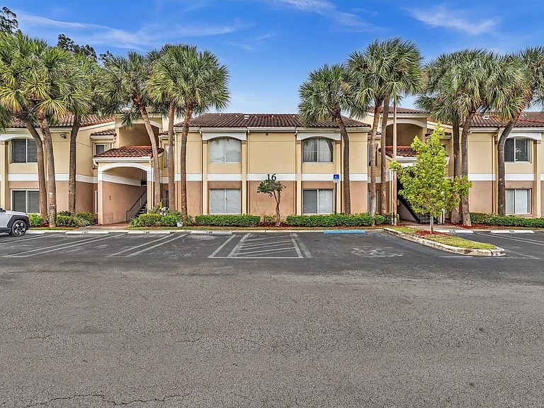 815 W Boynton Beach Blvd #16-205 — Photo 2