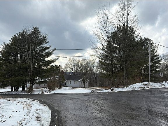 5th image of 974 Hickory Rd