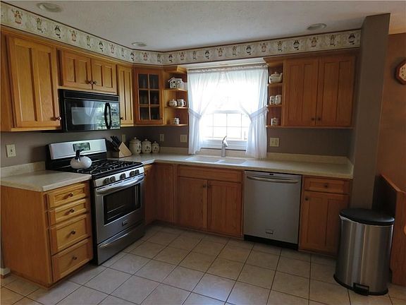 5th image of 285 Applewood Ln