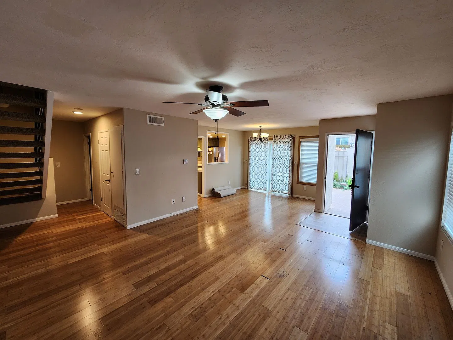 2 Bedroom, 1.5 Bath End Unit In Clairemont — Photo 4