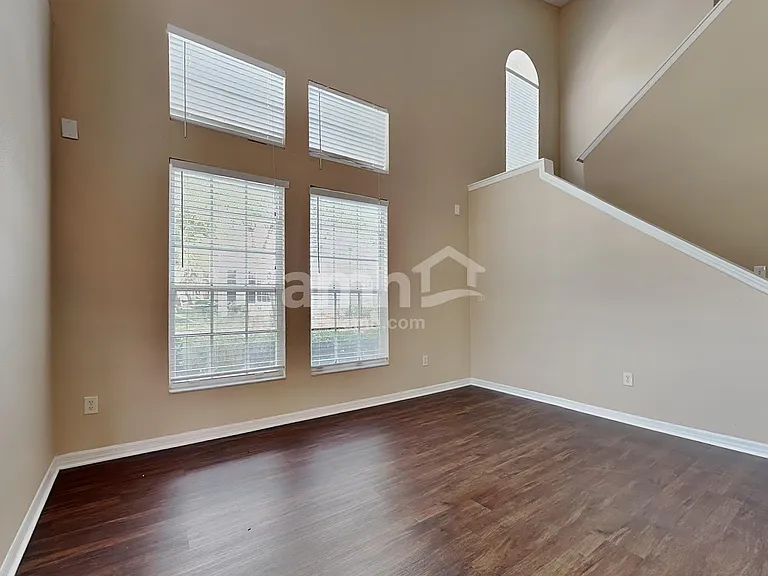 10602 Drayton Ct — Photo 7