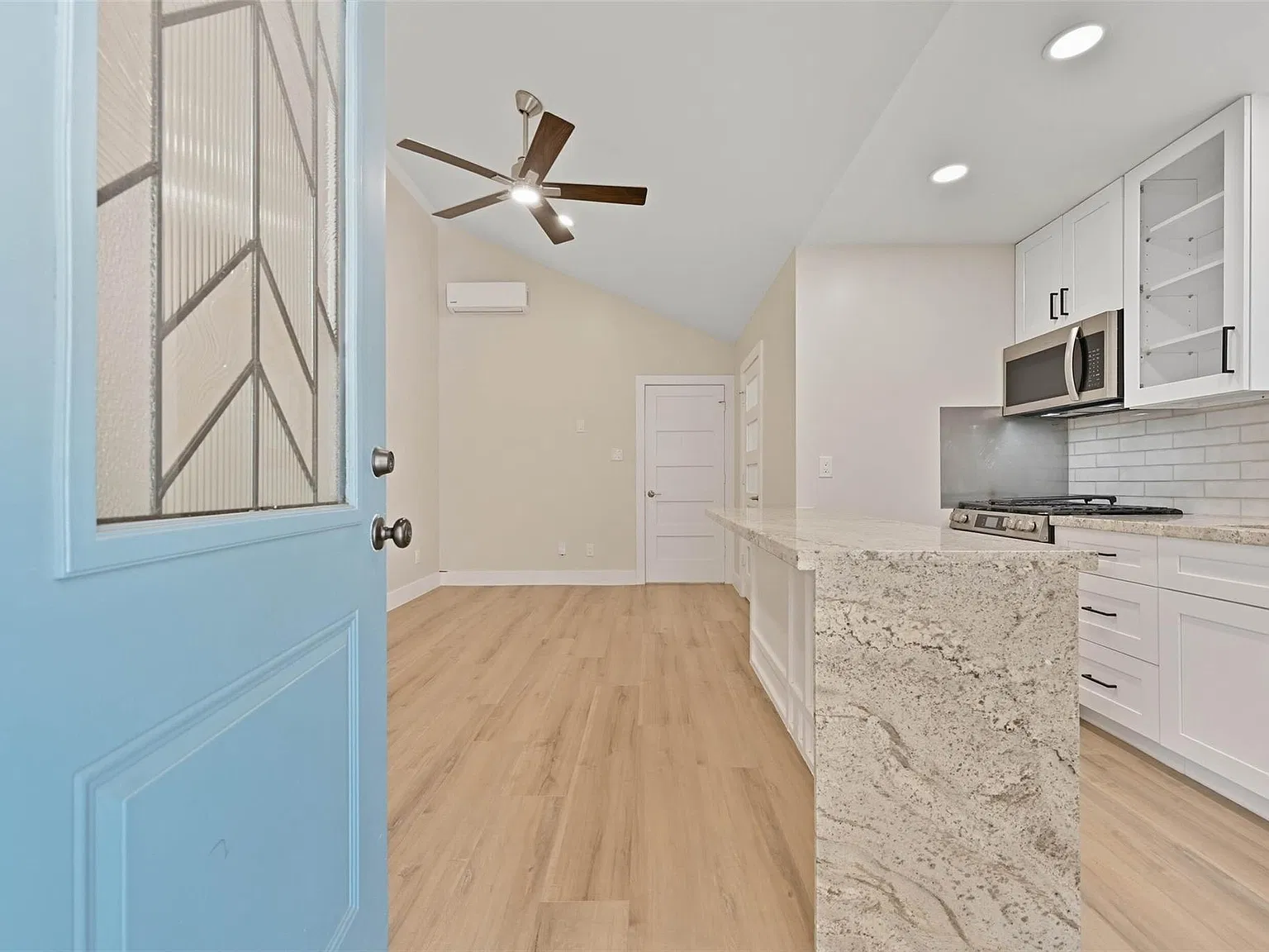 1 bed, 1.0 bath, 500 sqft, $1,100 — Photo 2