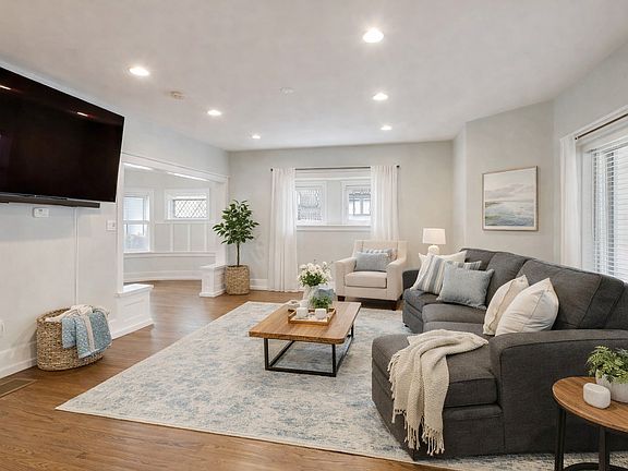 5th image of 7015 N Sheridan Rd