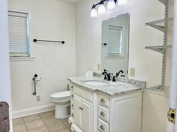 23rd image of 208 W 13th St