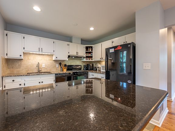 4th image of 208 Huntington Ln