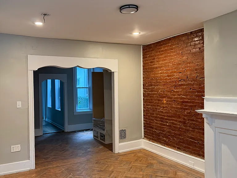 1370 Narragansett St — Photo 9