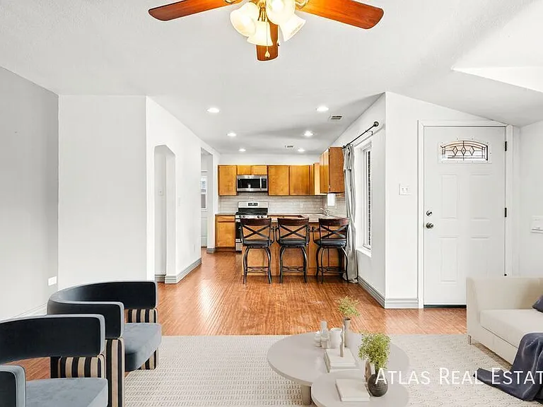 2020 N Oneida St — Photo 2