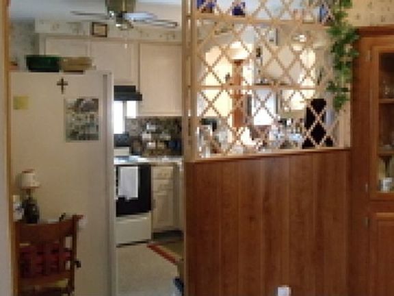 Attractive separation between kitchen & dining room