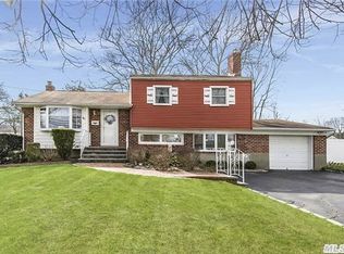 6 Frost Ln, Greenlawn, NY 11740