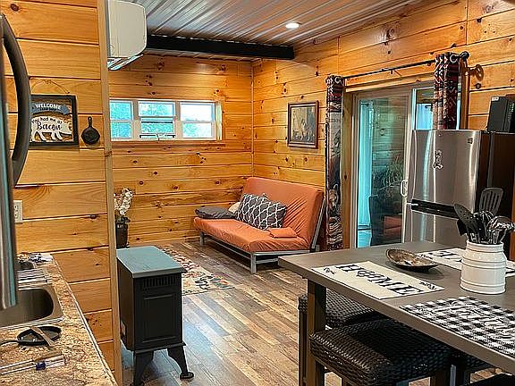 Green barndo gas logs