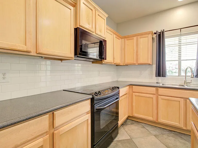 2143 W Marconi Ave — Photo 26