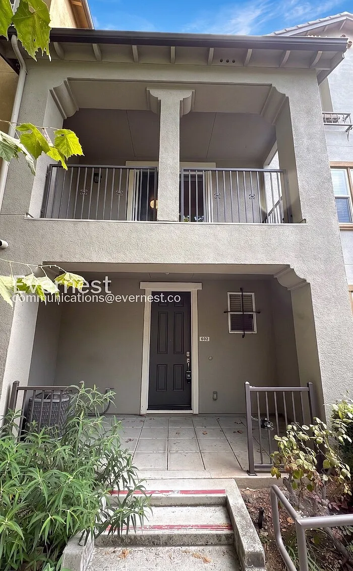 3 bed, 3.0 bath, 1522 sqft, $4,250 — Photo 2
