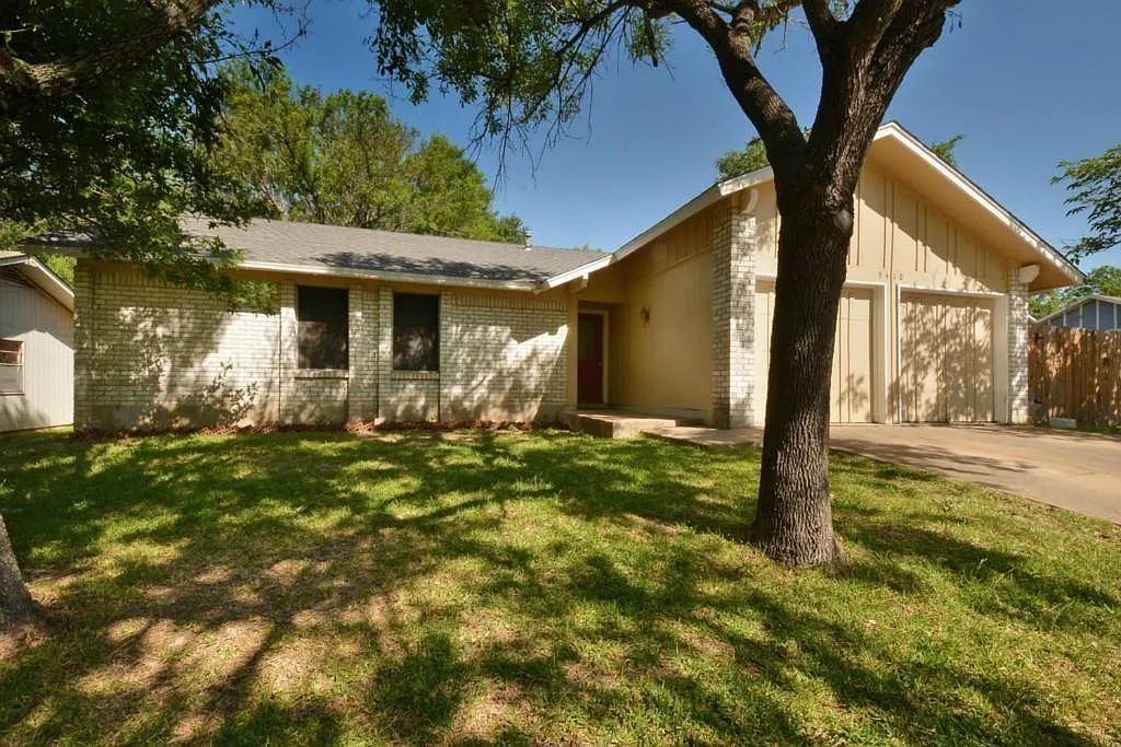 3 bed, 2.0 bath, 1348 sqft, $1,895 — Photo 2