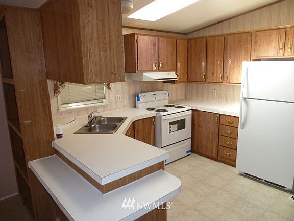 2nd image of 830 NW Mahogany Lane
