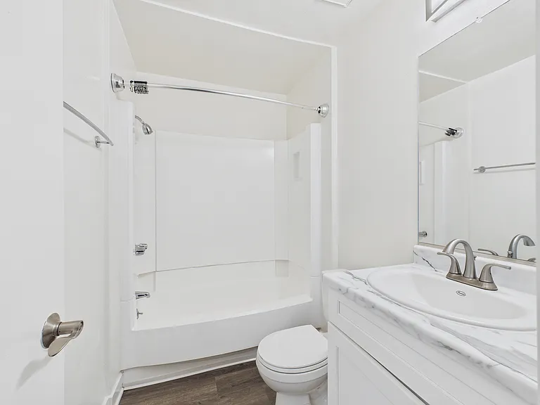 Executive House Apartments — Photo 29