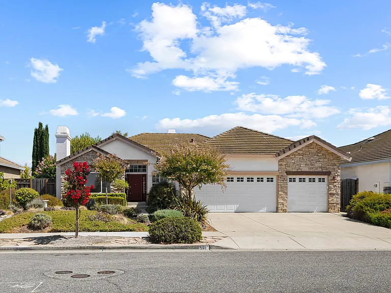 560 Diana Ave — Photo 1