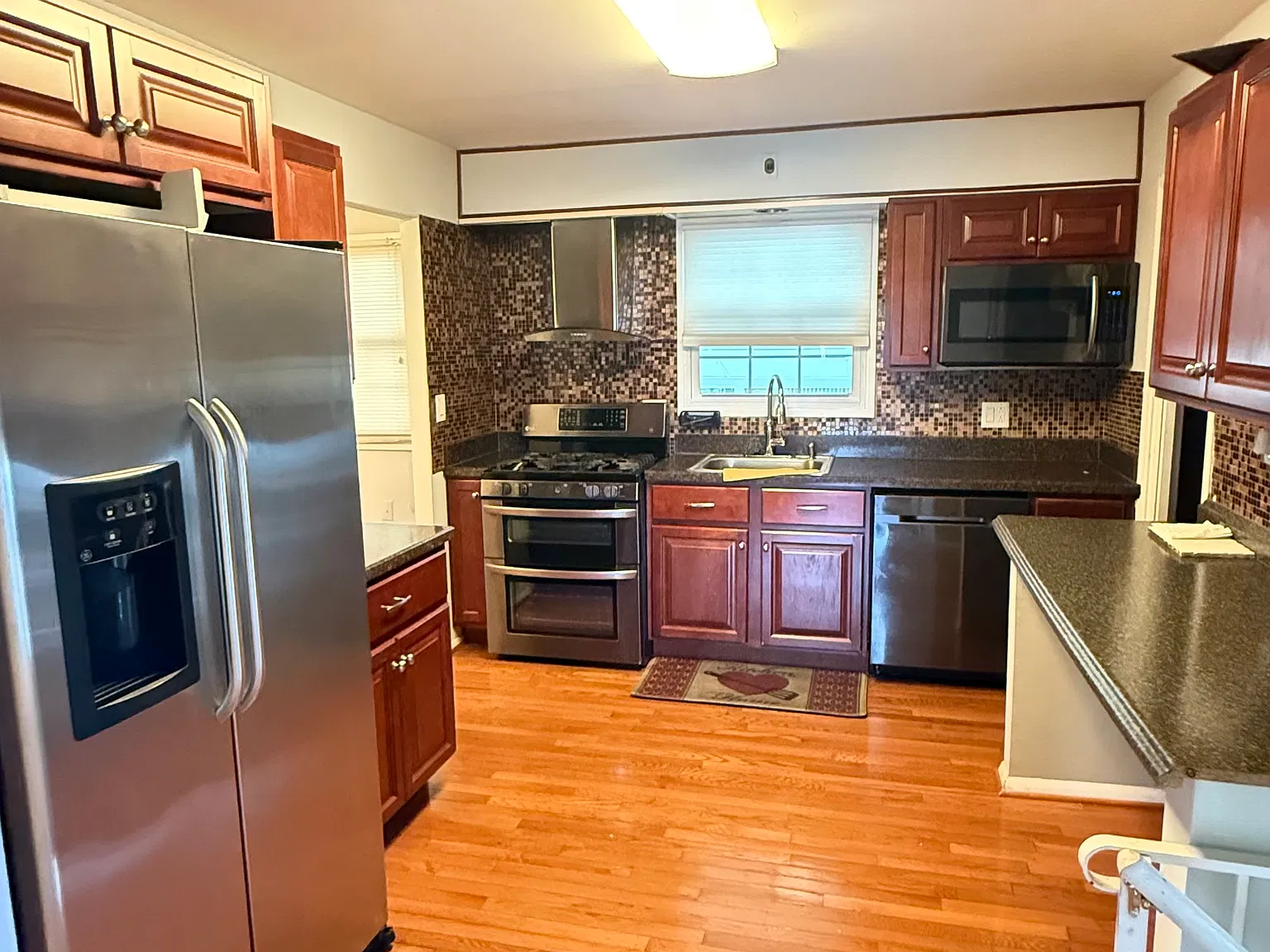 4 bed, 1200 sqft, $2,960 — Photo 2