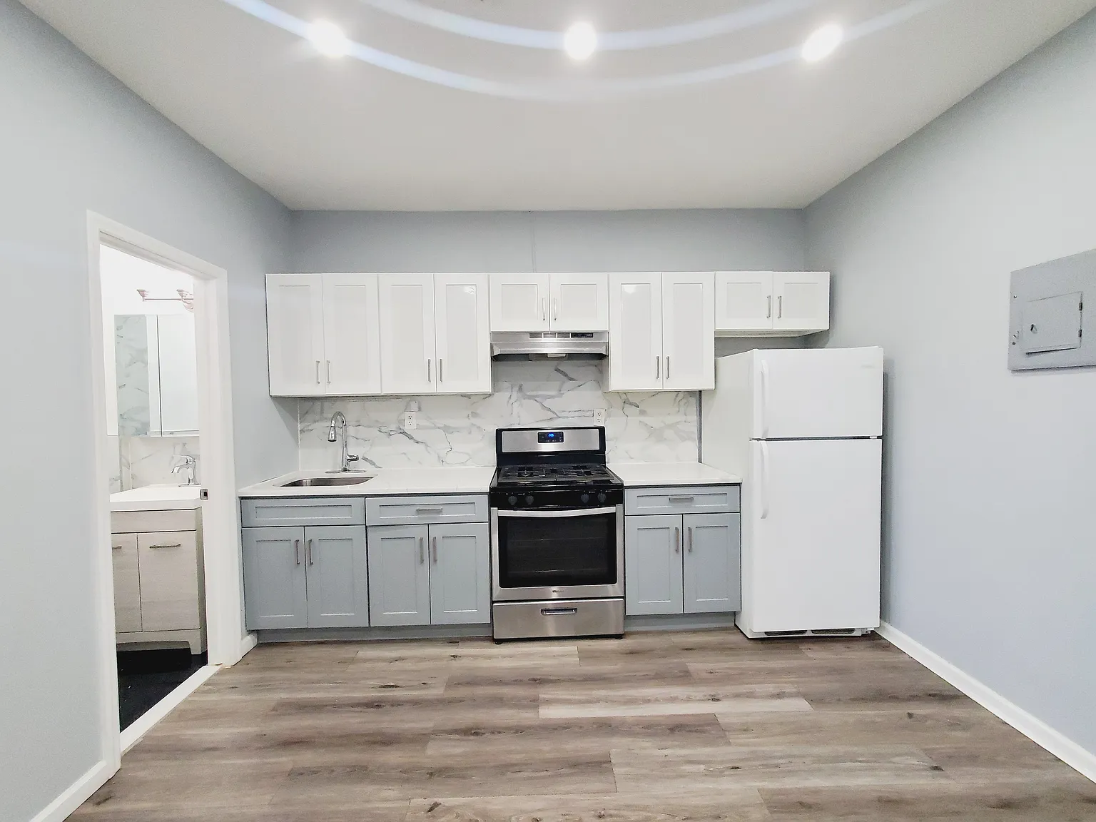 3 bed, 1000 sqft, $2,350 — Photo 1
