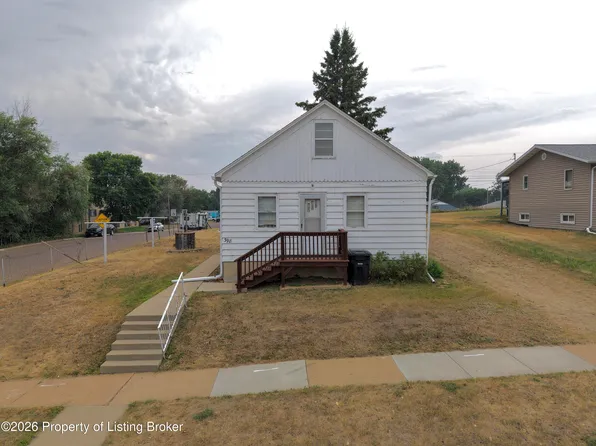 398 1st Ave SW, Dickinson, ND 58601