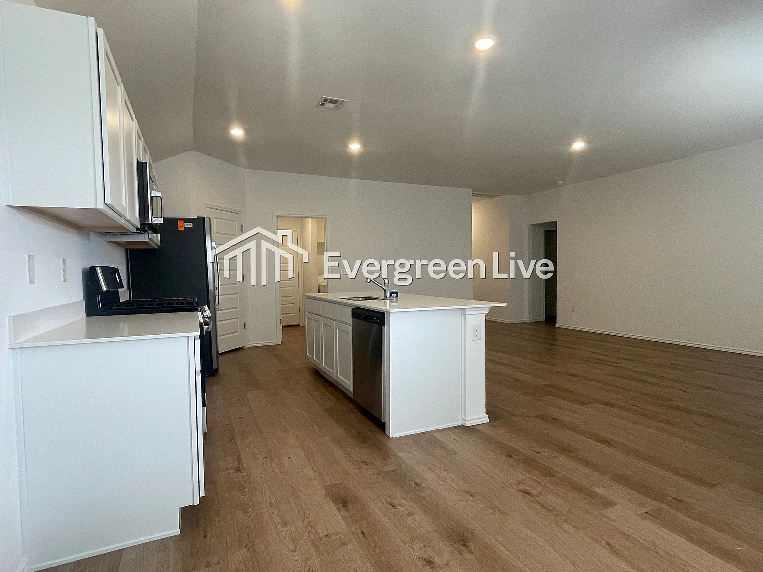 4 bed, 2.0 bath, 1613 sqft, $1,745 — Photo 4