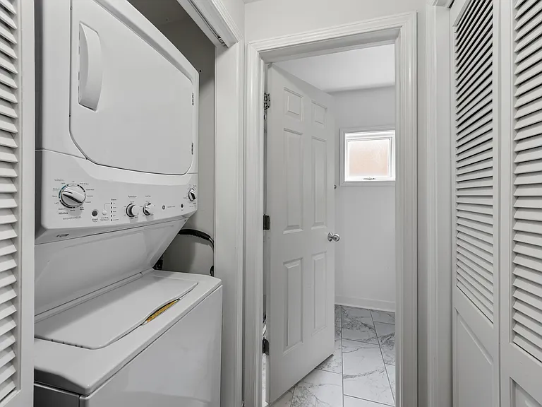 811 W Superior St #4 — Photo 11