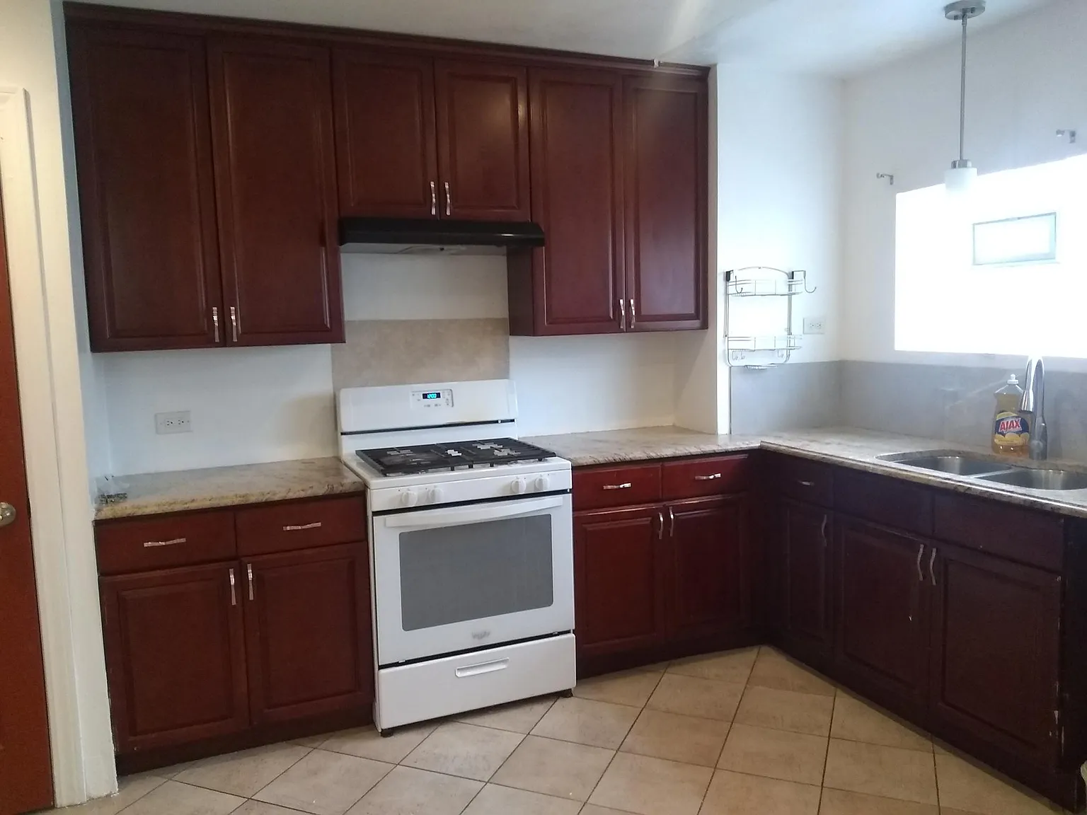 3 bed, 1.5 bath, 1600 sqft, $2,300 — Photo 2