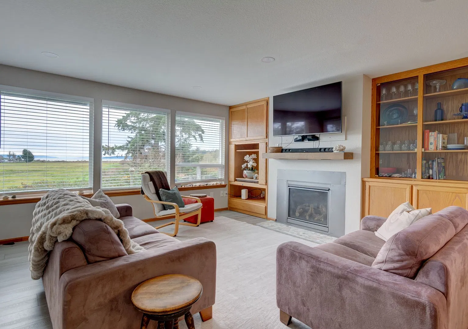 Fully Furnished 3-Bedroom Condo with Water & Mountain Views — Photo 1