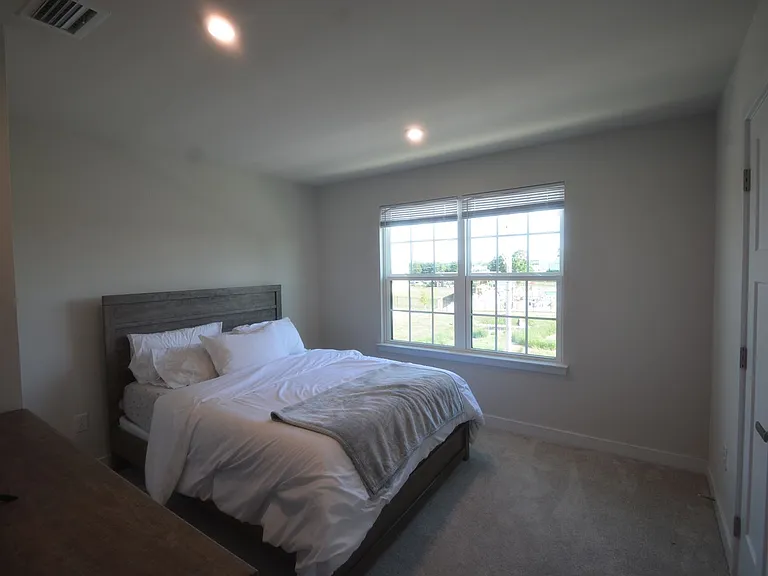 323 E Cochran St — Photo 17