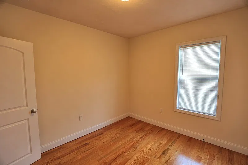 6 bed, 2.0 bath, 1776 sqft, $3,425 — Photo 3