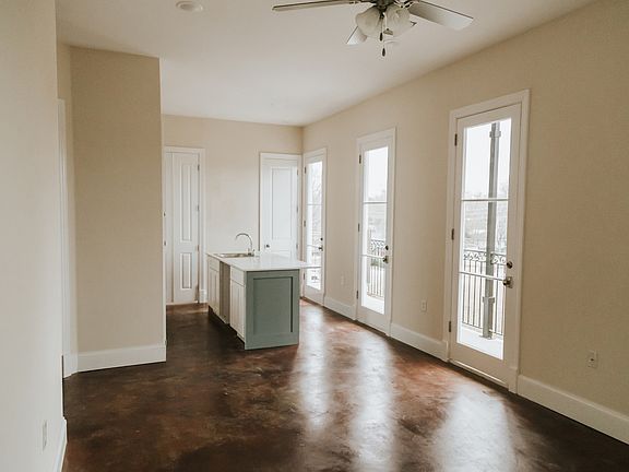 4th image of 517 University Dr #10