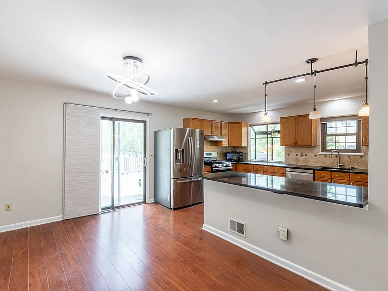 183 Durham Ave — Photo 3