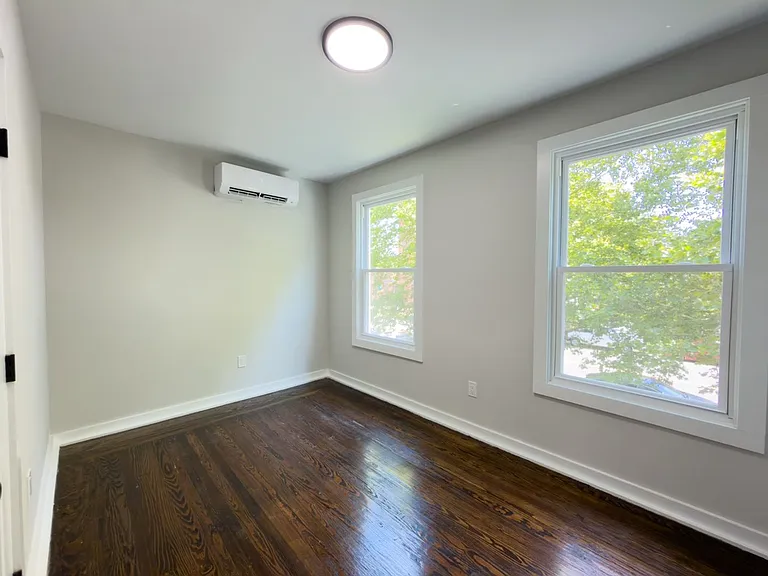560 Howard Ave — Photo 40
