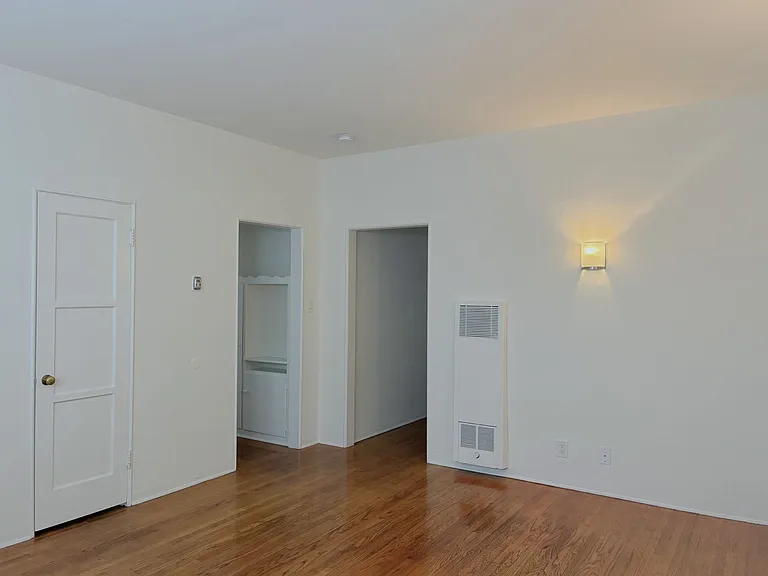 215 W Lomita Ave — Photo 3