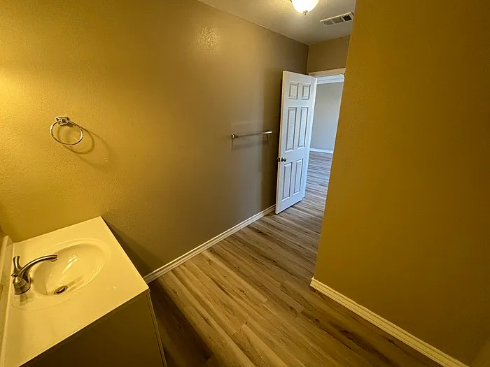909 College Ave — Photo 32