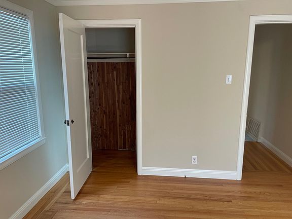 3rd image of 458 Oak Ave