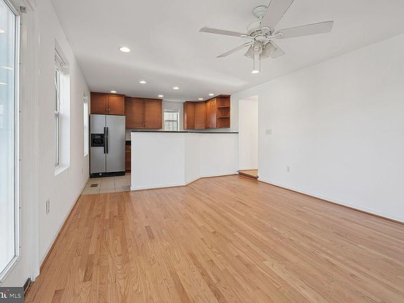 5th image of 1021 S Dinwiddie St