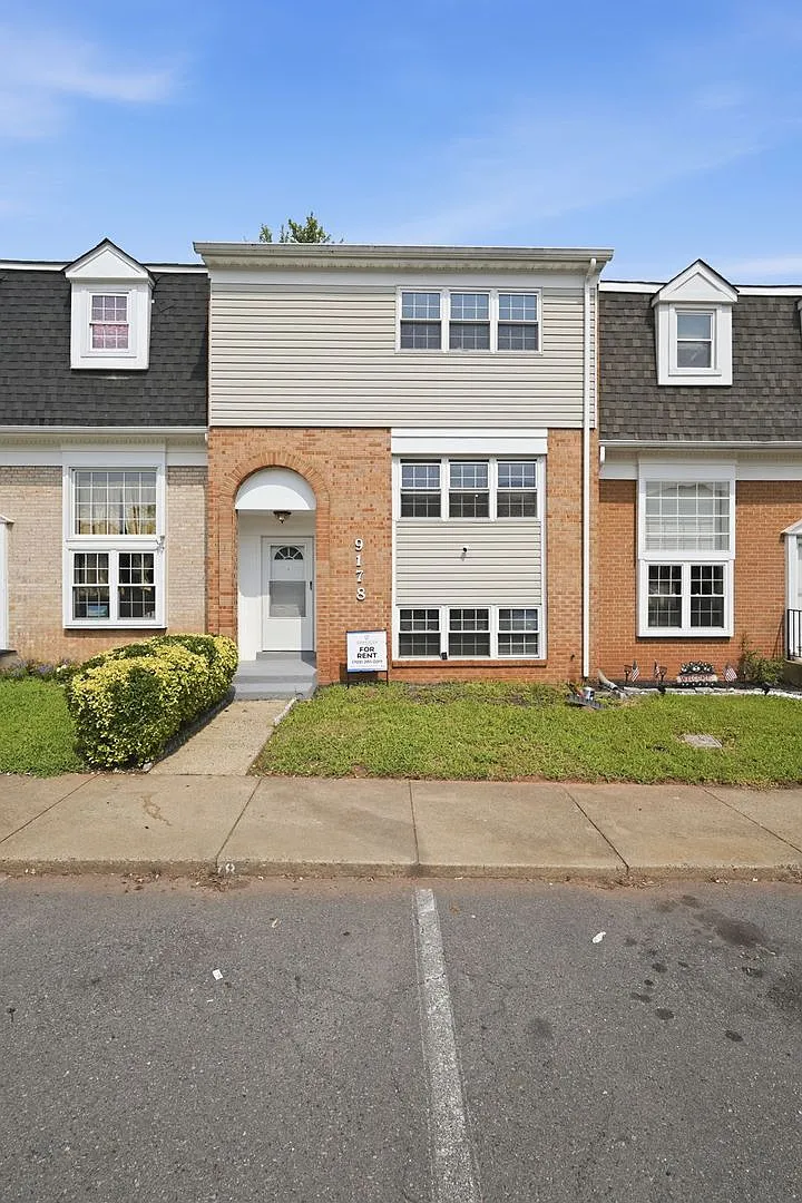 This beautifully designed townhome offers three spacious bedrooms and two and a half refined bath... — Photo 2