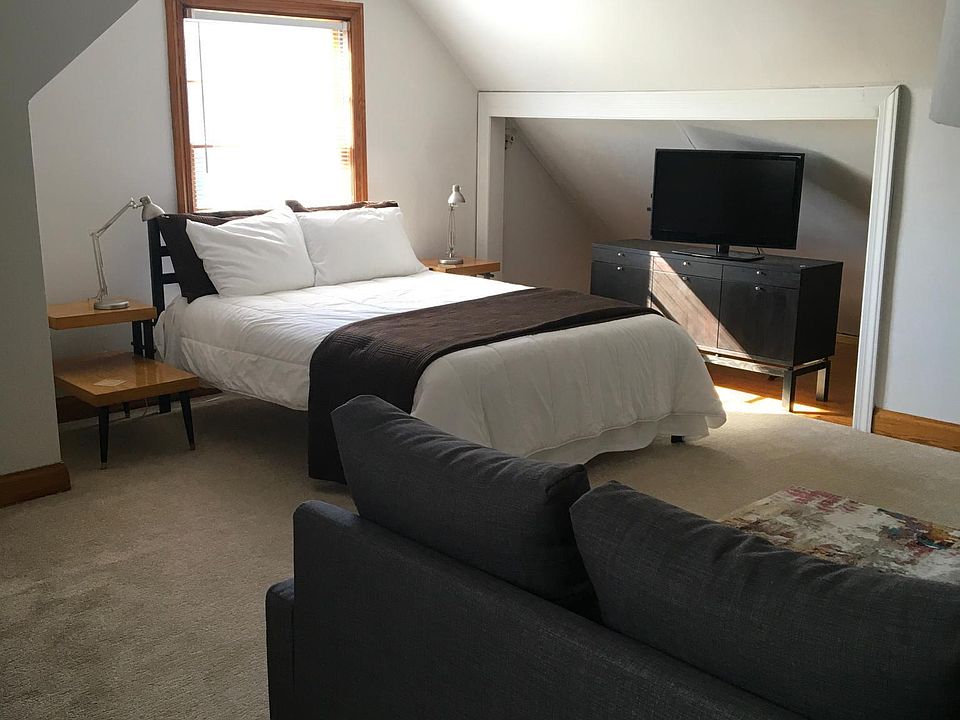 Super comfortable mattress and all the linens are provided.