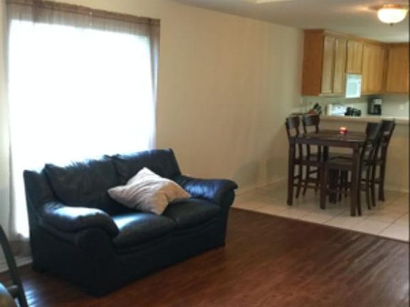5th image of 901 Willow Pond St