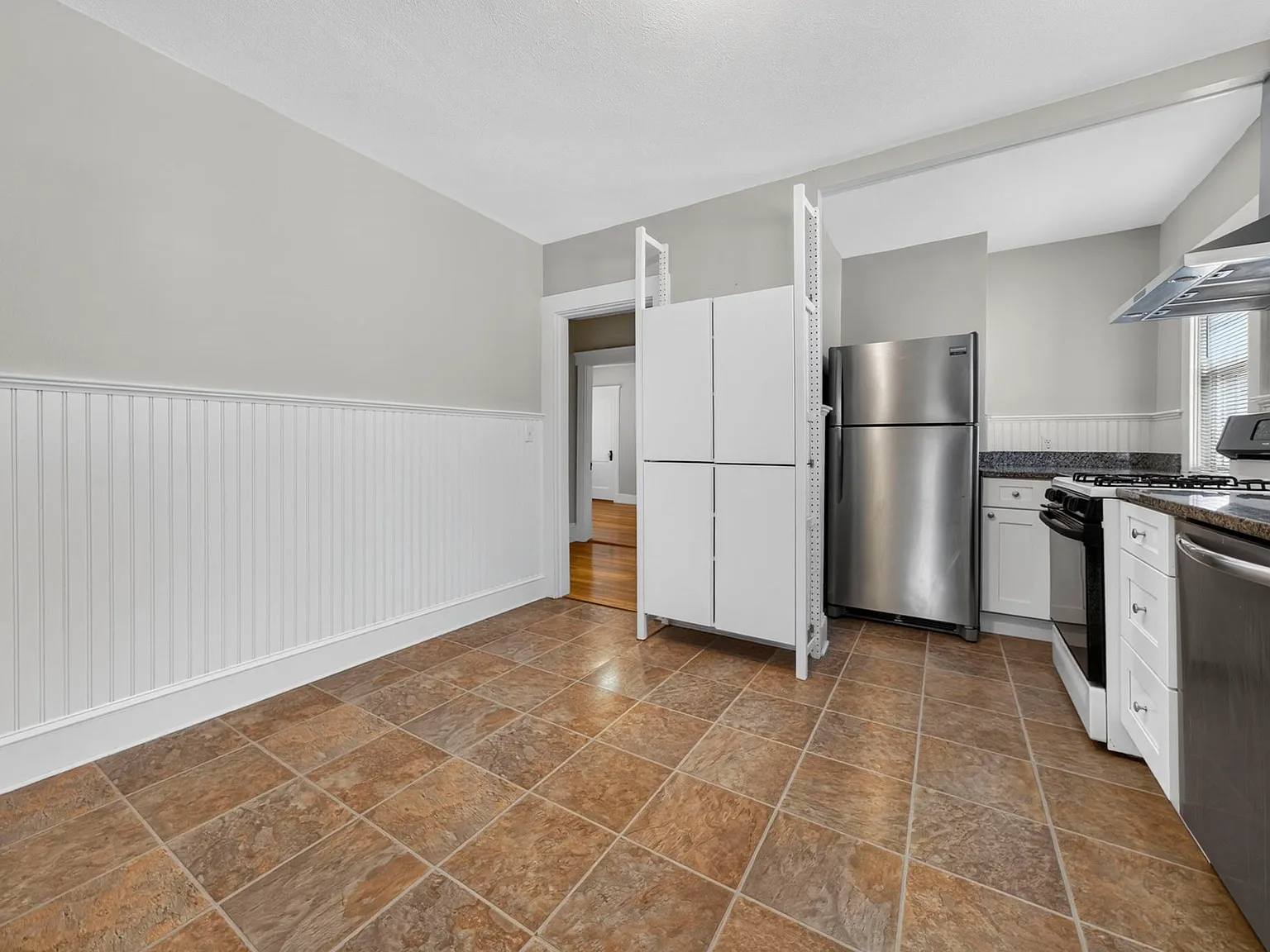 3 bed, 1.0 bath, 1100 sqft, $3,000 — Photo 3