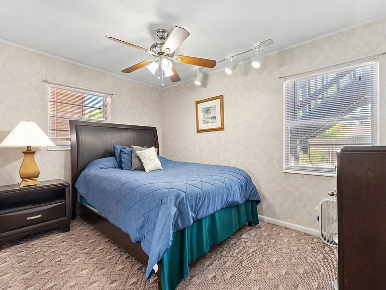 Bedroom, queen bed