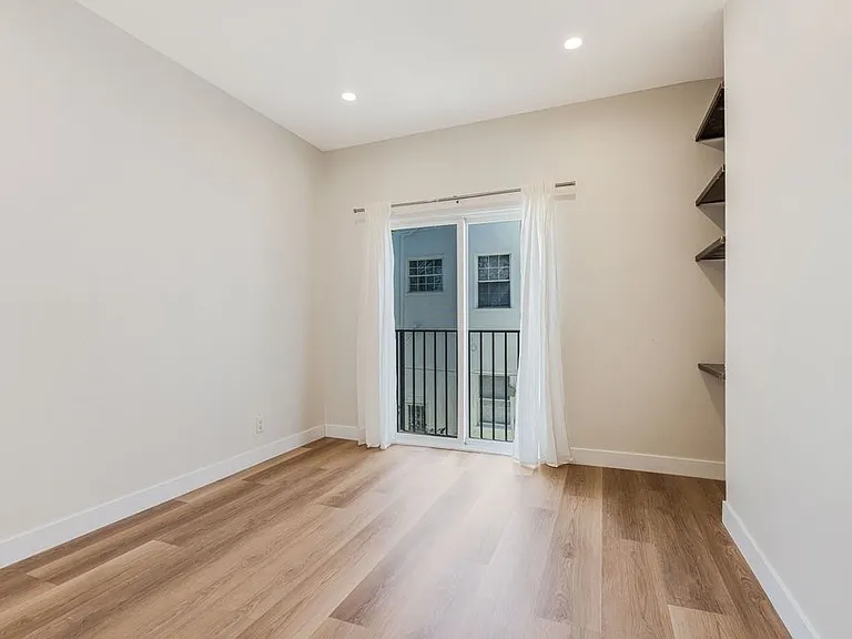 1100 S Highland Ave — Photo 25