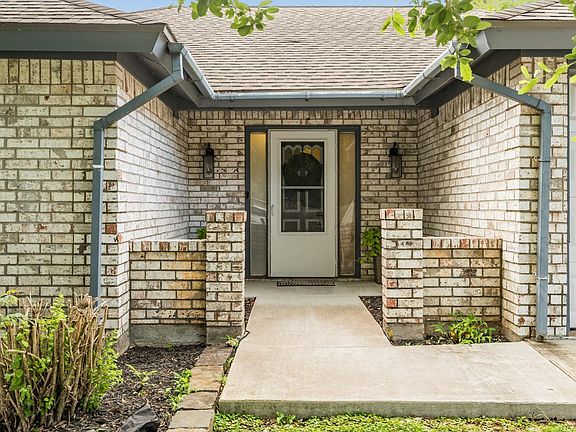 4th image of 204 Corkwood St