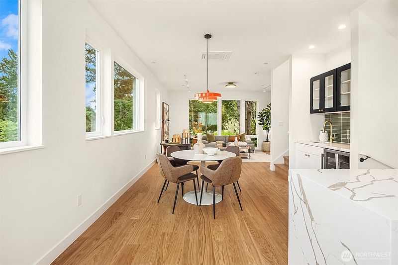 5th image of 542 W Barrett Street