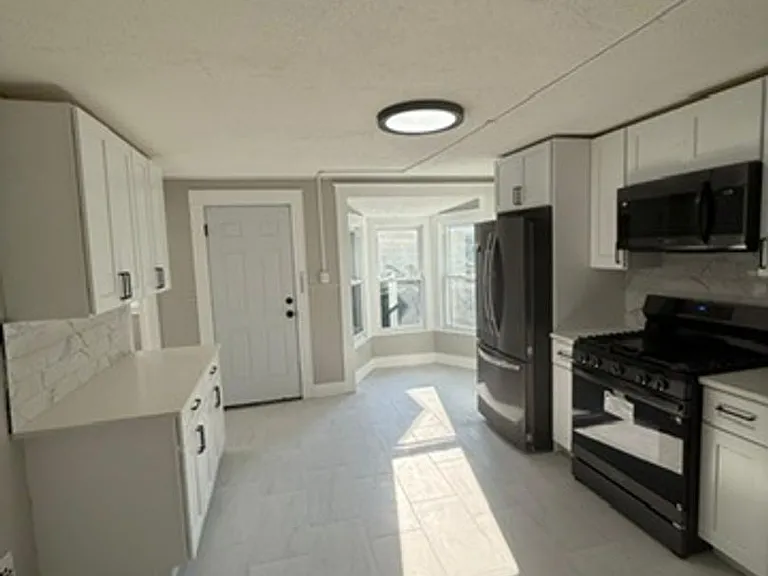 82 Bartholomew St — Photo 1