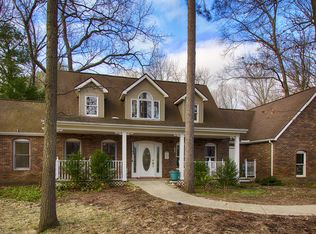 878 E Oakridge Ct, Midland, MI 48640