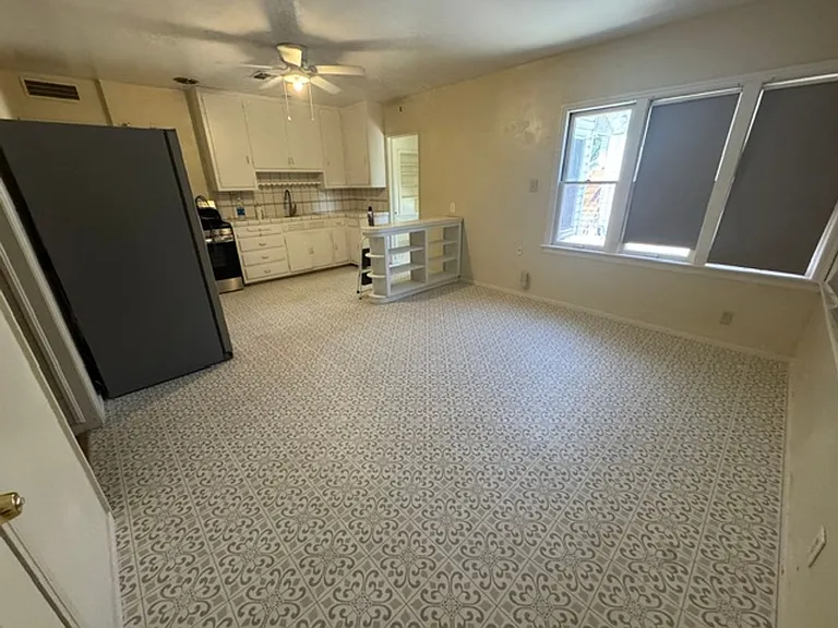 3030 Chester Ln — Photo 2