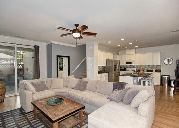3rd image of 6055 Camden Cir